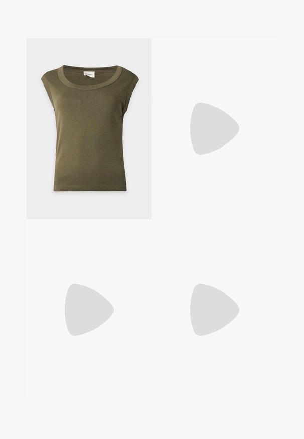 Mouwloze olijfgroene katoenen top met brede ronde halslijn en gestikte zoom, plat gelegd op een lichte achtergrond.; Lichtblauwe spijkerflared jeans met een hoge taille, vijf zakken en een rits. Schoon, vervaagd uiterlijk met subtiele stikdetails.; Beige lakleren pumps met een spits toelopende neus en een slanke naaldhak, met een zwarte voering, op een witte achtergrond.; Olijfgroene leren handtas met korte en lange banden, goudkleurige details en het Michael Kors-logo in goud vlak bij de onderkant op een effen achtergrond.
