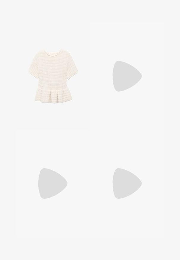 Cremefarbenes Kurzarm-Strickoberteil mit strukturierten horizontalen Streifen und einem leicht ausgestellten Rüschensaum.; Helle beige Midi-Rock mit geradem Schnitt und einem mittigen vorderen Schlitz. Aus einem glatten Stoff mit einem verdeckten Reißverschluss auf der Rückseite gefertigt.; Brauner Leder-Pantolette mit offenem Zehenbereich, niedrigem, schlankem Pfennigabsatz und gepolsterter Einlegesohle, dargestellt vor weißem Hintergrund.; Braune gewebte Handtasche mit geschwungener Form und schwarzem Einzel-Schulterriemen vor einem einfarbigen hellgrauen Hintergrund.