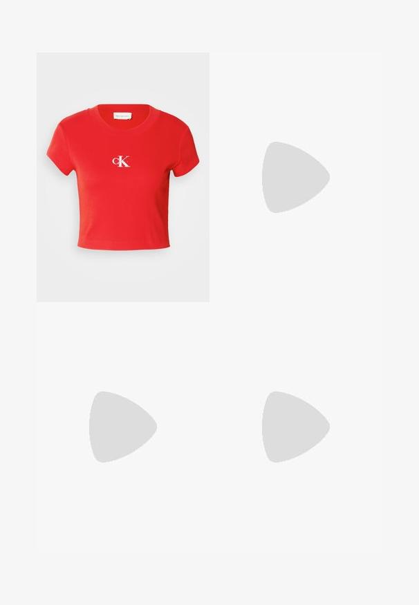Rød cropped t-shirt lavet af ribbet stof, med rund halsudskæring og korte ærmer. Viser et hvidt logo på brystområdet.; Lyseblå denim jeans med lige ben-design, fem-lomme stil og subtilt slid. Har metalknap og lynlåslukning.; Sort læder flad sko med spids tå og gyldent CK-logo på rem, placeret på beige tæppe nær et rundt ravbrunt bord.; Mørkebrun lædertaske fra Calvin Klein med lange dobbelte håndtag og en lille logohængende ved det ene håndtag.
