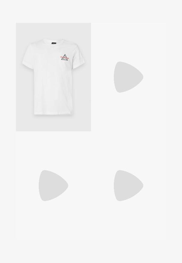 Hvid bomulds T-shirt med rund hals og korte ærmer. Forsiden har et sort trekantet logo med røde accenter.; Mørkeblå denimjeans med lige ben, der har standard knap- og lynlåslukning, fem lommer og let lysning.; Sort læder sneakers med rund tå, kontrastfarvet hvidgummi sål, seks øjelets snørelukning og diskret branding på siden.; Mørkebrun textured læder crossbody taske med justerbar rem og lille dekorativ blå accent på siden.