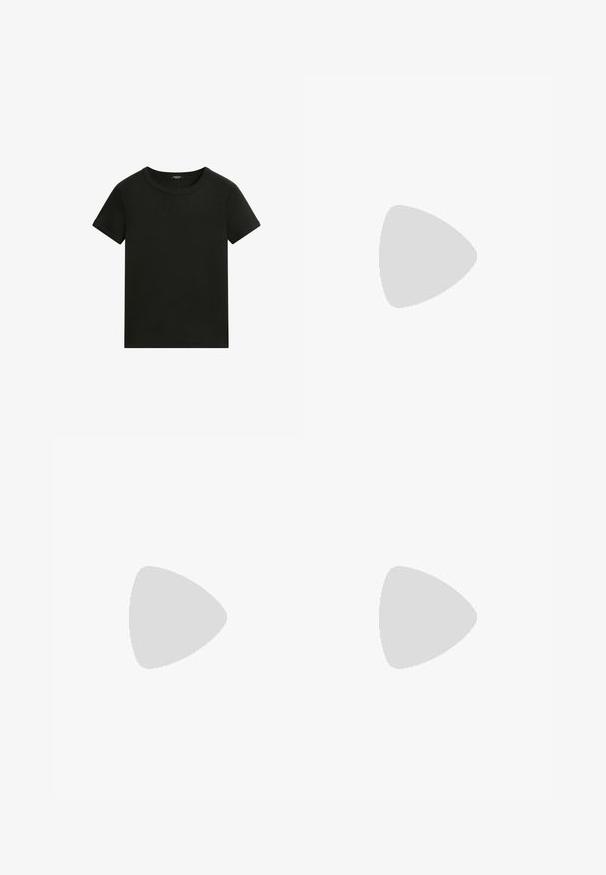 Enkel sort kortærmet t-shirt med rund hals og simpel, tætsiddende pasform mod en hvid baggrund.; Lyseblå højtaljede jeans med vide ben, knap- og lynlås-lukning, for- og baglommer samt bæltestropper.; Sorte læder ballet flats med en rund tå, en enkelt justerbar rem og et stort sølvspænde. Flad hæl og glat tekstur.; Sort læder tote taske med lange slanke håndtag, en tekstureret overflade og en bred åben top.