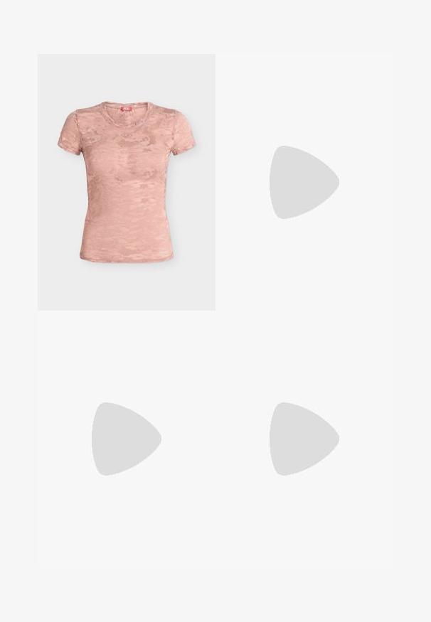 Camiseta de encaje rosa entallada de manga corta con discreto estampado floral, cuello redondo y pequeño logo de Diesel bajo el cuello.; Falda negra plisada con frente de cuero brillante y cinturilla negra sólida con un pequeño detalle metálico. Paneles de cuero texturizado que realzan el diseño.; Bota de cuero negra hasta la rodilla con punta afilada y tacón delgado curvado. Textura suave, diseño ajustado y sin hardware ni patrones visibles.; Pendientes de aro de plata con un acabado pulido y la marca DKNY, exhibidos sobre un fondo blanco liso.