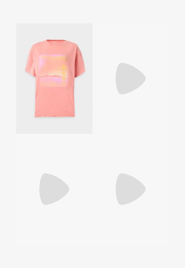 Pink T-shirt med korte ærmer med en solnedgangsgrafik, der viser bjerge, en sol, blomster og ordet "PARADISE" i gule bogstaver.; Bredde bukser lavet af lyseblå stof med en frynset kant. Har en knaplukning og standard lommer. Glat tekstur hele vejen igennem.; Hvide lærreds sneakers med gummisåler, der har seks snørehuller, rund tå og let sømdetaljer, krydret med hvide ankelstrømper.; Et par rektangulære solbriller med lyseblå gennemsigtige stel og mørkegrå linser, der har lige templer og minimale hardware detaljer.