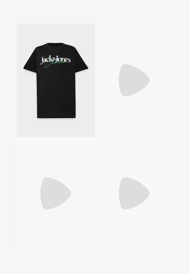 Sort t-shirt med korte ærmer og et farverigt "Jack & Jones Denim"-logo centreret på brystet.; Blå straight-leg denim jeans med knap- og lynlås, for- og baglommer samt synlig syning på hvid baggrund.; Grå og sølvfarvet New Balance-sneaker mærket "1000", der svæver over en rosafarvet stenet overflade med en grå stenvæg i baggrunden.; Sorte solbriller med metalramme, rektangulære mørke linser, tynde stænger og justerbare næsepuder. Letvægtsdesign med minimal hardware.