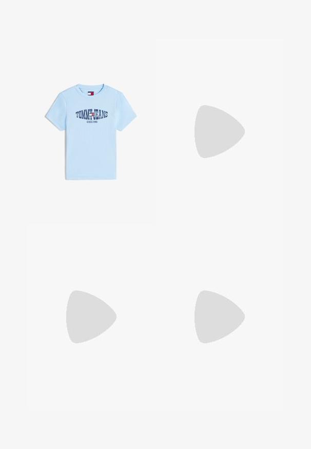 Lichtblauw geribd T-shirt met korte mouwen, bedrukt met de tekst "TOMMY JEANS", een rood-wit-blauw vlaglogo en "SINCE 1985" op de voorkant.; Lichtblauwe denimrok met een voorknijp, vijf zakken en riemlussen. Gemaakt van katoen met een soepele textuur en een lichte vervaging.; Crèmekleurige leren slingback platte schoen met ronde neus en klein gouden embleem op het bandje.; Kleine lichtblauwe denim schoudertas met geschulpte zijkanten en een enkele schouderband, afgesloten met een klep aan de bovenkant in het midden.