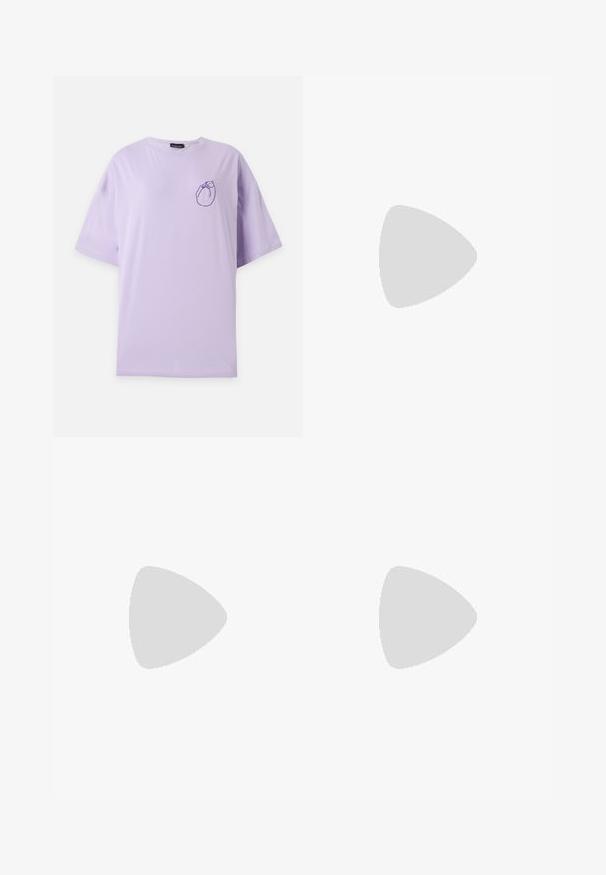 Lichtpaarse T-shirt met korte mouwen met een kleine donkerpaarse omtrek van een opgerolde kat op het linkerborstgebied.; Blauwe denim jeans met een wijduitlopende ontwerp, vijf zakken, knoopsluiting en contrasterende stiksels. Gestructureerde stof met een vervaagde afwerking.; Zwarte slip-on klompsandaal met twee zilverkleurige gespbandjes en een geribbelde zool, geplaatst in een beige kamer met tapijt en bank.; Uncommon Matters SCULPTURAL LARGE CREOLE - Oorbellen - silver-coloured