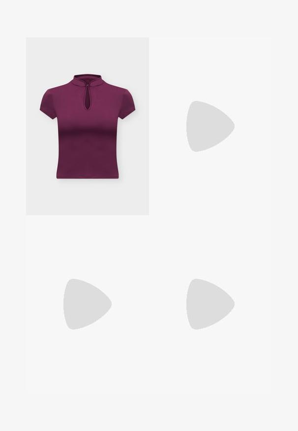 Paars topje met korte mouwen, hoge kraag en een sleutelgatopening aan de voorkant tegen een effen witte achtergrond.; Donker bordeaux straight-fit broek met knoop- en ritssluiting, riemlussen en geperste vouwen, getoond tegen een effen achtergrond.; Bordeaux leren enkel laarzen met een spitse neus en slanke hak. Beschikt over een zijrits en een gladde, glanzende textuur.; Bourgondische handtas van glanzend materiaal, rechthoekige vorm, met twee schouderbanden en subtiele gebogen accenten aan de voorkant.