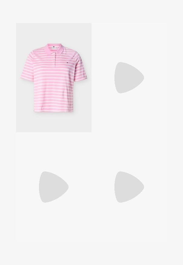 Rosa-weiß gestreiftes Polohemd mit kurzen Ärmeln, Kragen und drei Knöpfen, mit einem kleinen gestickten Logo auf der Brust.; Dunkelblaue Denim-Jeans im geraden Schnitt, mit Fünf-Taschen-Design, sichtbaren Nähten und einem Metallknopfverschluss am Bund.; Weißes Leinensneaker mit goldenen Ösen, flachen Schnürsenkeln, strukturiertem Gummisohle und minimalem Branding an der Seite. Niedriges Profil.; Rosa Netz-Shopper mit cremefarbenem, umwickeltem Griff und angebrachtem kleinen, beigefarbenen Reißverschlussbeutel, bestickt mit weißem "Tommy Jeans"-Logo.