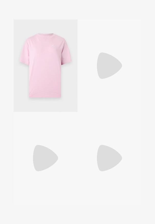 Vaaleanpunainen lyhythihainen pyöreäkauluksinen T-paita, jossa vasemmassa rinnassa pieni valkoinen Jumpman-logo ja yksivärinen tausta.; Mustat collegehousut, joissa on nauhavyötärö, vetoketjullinen sivutasku ja kavennetut hihnat. Valmistettu pehmeästä, teksturoidusta kankaasta.; Vaaleanharmaa Nike-tennari, jossa nauhat, rei'itetty kärki ja kumipohja, leijuu betonireunan yläpuolella sumeaa tummaa taustaa vasten.; Harmaa pehmustettu olkalaukku, jossa on kaareva muoto, sileä pinta, säädettävä hihna ja hillitty kohokuvioitu logo edessä.
