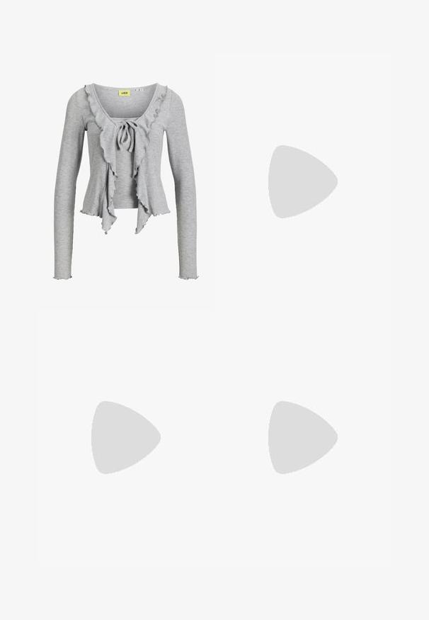 Lysegrå langærmet strikket top med flæset åben front bundet ved brystet og subtile flæsekantede kanter ved nederdel og ærmer.; Sorte denimshorts med høj talje, to forlommer og knaplukning. Har en falmet struktur og en ren kant.; Ben iført mørke ribbede leggings kombineret med sorte balletsko med små sløjfedetaljer på hvid baggrund.; Lille sort blank håndtaske med to lange håndtag og snøre-detaljer i siden på en ensfarvet lys baggrund.