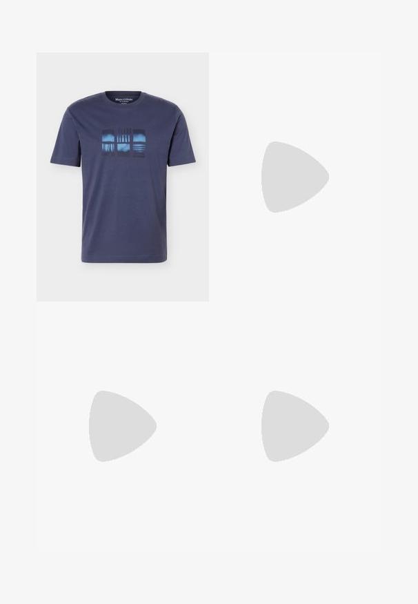 Navyblauw T-shirt met korte mouwen, een ronde hals en een abstracte blauw-zwarte rechthoekige grafische print op de borst.; Donkerblauwe denimstof met een geribbelde textuur, zichtbaar met plooien en golven, die het gewicht en de duurzaamheid benadrukt.; Bruine leren instapschoen met een ronde neus, elastische zijaccenten en een lage rubberen zool. Bevat subtiele stiksels langs de rand.; Parelketting en bijpassende armband met zilveren ketting sluitingen, gerangschikt op een witte achtergrond.