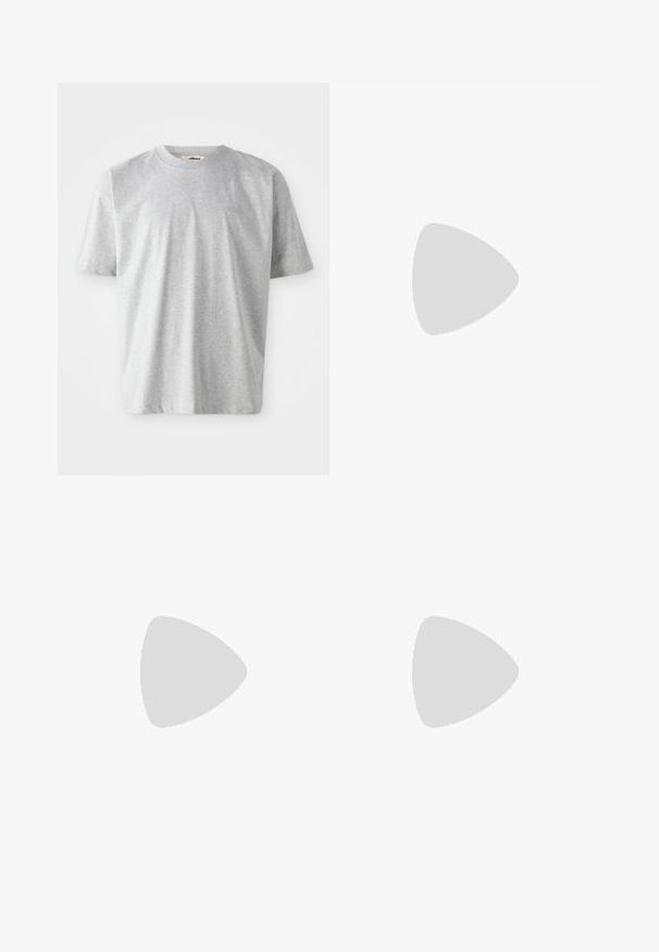 Grijs t-shirt met korte mouwen, gemaakt van zacht materiaal. Het heeft een ronde halslijn en een subtiele geborduurde logo op de voorkant.; Grijze denim salopettes met verstelbare bandjes, een borstzak aan de voorkant, zakken aan de zijkanten en flared pijpen. Stevige stof en een ontspannen pasvorm voor comfort.; Zwarte Adidas-sneaker met witte strepen, blauwe veters en een gumzool die boven een grijze betonnen trede zweeft in zacht licht.; Ketting met afwisselend zwarte en meerkleurige kralen, met kleine zilveren ringen en een rechthoekige doorzichtige kraalhanger.