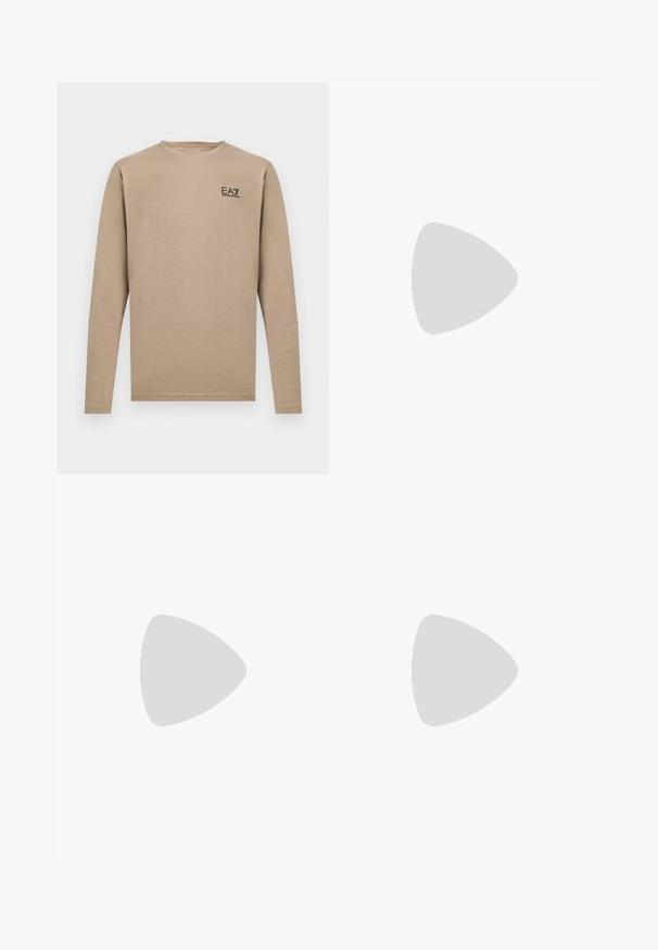 Camiseta beige de manga larga con cuello redondo y pequeño logo negro de EA7 Emporio Armani en la parte superior izquierda del pecho.; Pantalones cargo beige de algodón con corte recto, que presentan bolsillos laterales y un cierre de botón en la cintura. Textura suave, sin patrones.; Zapatilla deportiva negra de corte bajo con cordones y logo en relieve, flotando sobre un suelo de hormigón pulido cerca de una pared con paneles de vidrio.; Cinturón tejido de cuero marrón con una hebilla rectangular plateada y un detalle de cuero liso cerca de la hebilla con la marca.