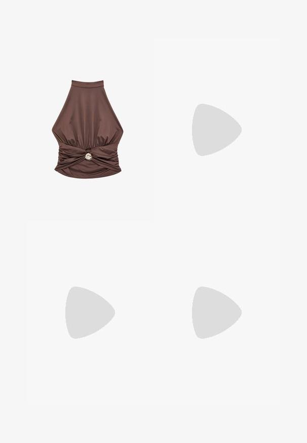 Braunes ärmelloses Neckholder-Top mit geraffter Taille und einem runden silbernen Schnallendetail in der vorderen Mitte.; Braune, hoch taillierte, enganliegende Sportshorts mit V-förmigem Nahtdetail am Bund, dargestellt vor weißem Hintergrund.; Schwarzer Slingback-Kittenheel aus Leder mit spitzer Zehenpartie und verstellbarer Schnalle, auf weißem Hintergrund.; Schwarze Lederhandtasche mit dreidimensionalen Blumenverzierungen, einer silbernen Schnalle und dekorativen Metallösen. Verstellbarer Riemen.
