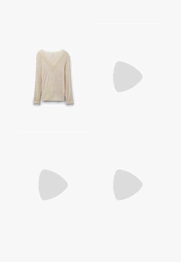 Beiges Langarmshirt mit V-Ausschnitt und Spitzenbesatz am Ausschnitt und an den Manschetten, dargestellt vor einem einfachen weißen Hintergrund.; My Essential Wardrobe MWKARO 144 MID XWIDE - Wide Leg - medium blue wash; Knöchelhochelastische Stiefel mit Leopardenmuster, spitz zulaufender Zehenpartie und Stiletto-Absatz, aus glattem, strukturiertem Material mit glänzender Oberfläche.; Dunkelbraune glänzende Lederschultertasche mit einem breiten einzelnen Riemen und Schnallendetail auf einer Seite, vor einem schlichten hellen Hintergrund.