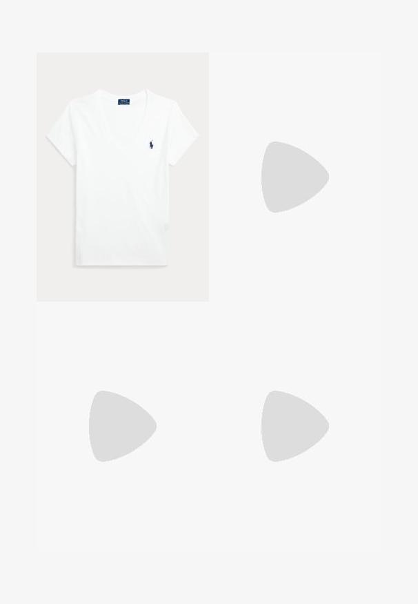 Valge lühikeste varrukatega V-kaelusega T-särk, millel on vasakul rinnal väike tumesinine Polo Ralph Laureni logo.; Tumed, kõrge vöökohtaga püksid, mis on valmistatud siledast kangast. Omab volditud disaini ja volditud sääri, mis annavad vormikohase välimuse.; Valge vabaajajalats pruuni tallaga, punaste ja siniste triipude ning musta kannaluugiga, külgvaates ühevärvilisel taustal.; Kilpkonna kujulised päikeseprillid ruudukujuliste raamidega, pruunide gradiendläätstega, kuldse tooniga kaunistustega sangadel ning siledalt viimistletud plastikust.