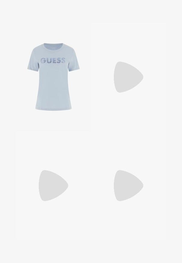 Lyseblå T-shirt med korte ærmer med "GUESS" i blåt blomsterprint og "EST. 1981" trykt nedenunder på fronten i midten.; Mørkeblå bredbenede jeans med høj talje, der har knapdetaljer på siderne og en glat denimtekstur.; Sort patentlæder slingback hæl med spids tå, lille kitten hæl og sølvspænde på en ensartet hvid baggrund.; Sølv håndtaske med et struktureret design, der har to håndtag, en skinnende overflade, accenthardware og et trekantet logo på fronten.