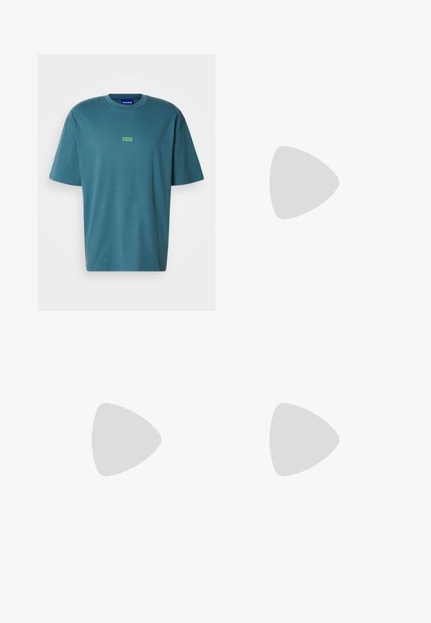 Τιρκουάζ βαμβακερό T-shirt με χαλαρή εφαρμογή, στρογγυλή λαιμόκοψη και κοντά μανίκια. Διαθέτει πράσινο λογότυπο "HUGO" στο στήθος. Απλό σχέδιο και λείο ύφασμα.; Μπλε, ελαφριά παντελόνια με ελαστική μέση και στενές γάμπες, που διαθέτουν ελαστικές μανσέτες. Έχουν ένα μικρό λογότυπο στο πλάι. Ομαλή, αδιάβροχη ύφανση.; Μαύρο δερμάτινο παπούτσι φορέματος με στρογγυλή μύτη, λεία επιφάνεια, δερμάτινες λεπτομέρειες και χαμηλή, υφασμένη καουτσούκ σόλα. Καθαρές γραμμές και μίνιμαλ σχεδίαση.; Μαύρη δερμάτινη ζώνη τυλιγμένη με ασημί ορθογώνια αγκράφα και διακριτικές κόκκινες ραφές κοντά στη θηλιά.