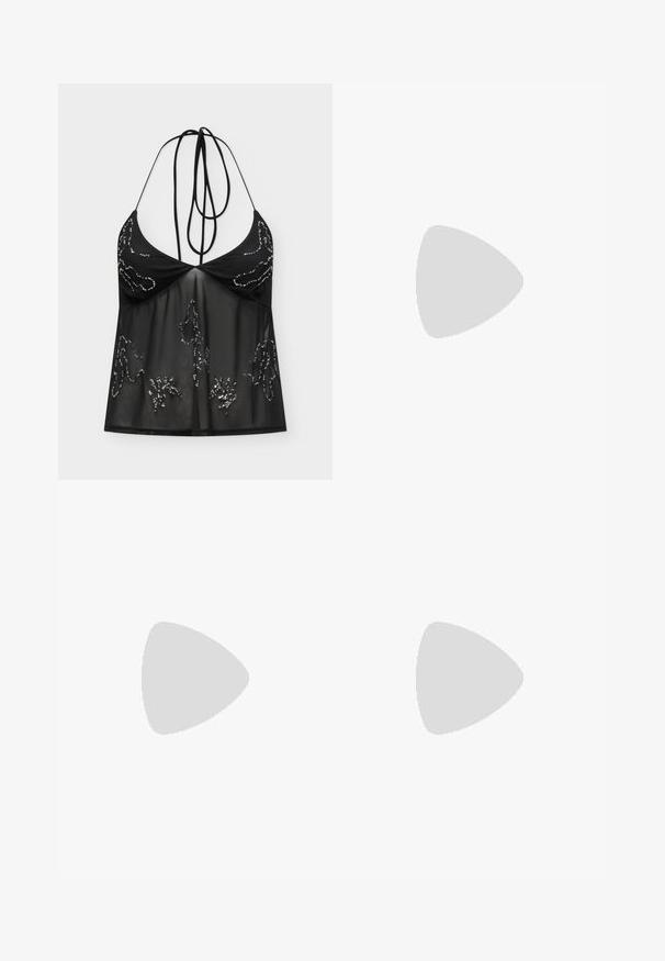 Sort haltertop med gennemsigtigt stof og palietblomstermønstre, med tynde stropper, der bindes i nakken, og et tætsiddende brystområde.; Sorte denim jeans med en løs pasform, prydet med spredte sølv-, guld- og hvide prikker. Designet med klassiske lommer og metalbeslag.; Sort ankelstøvle lavet af glat læder med spids tå og tilspidset hæl. Overdelen har et let rynket design.; Sort faux læder håndtaske med en unik halvmåneform, et bredt, polstret håndtag og en lynlåslukning. Glat, blank tekstur og minimalistisk design.