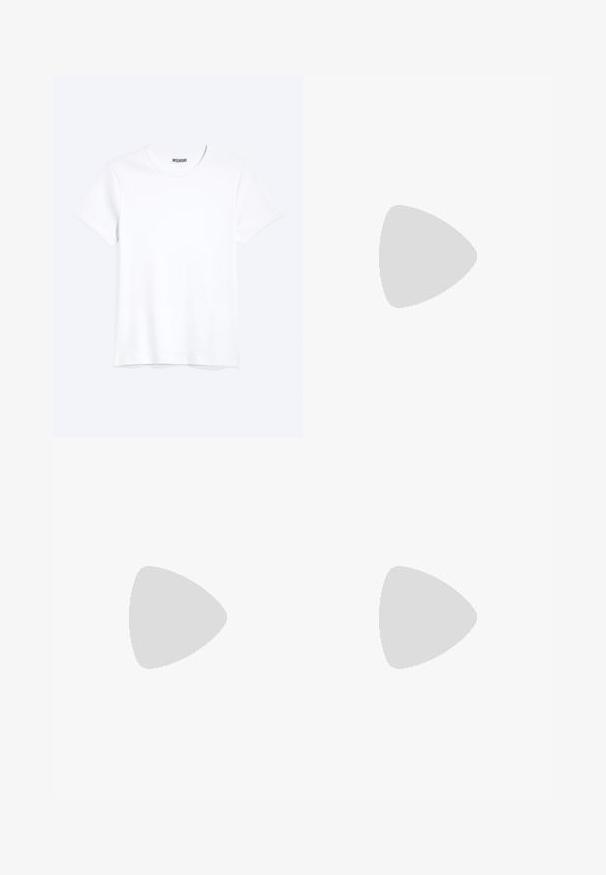Schlichtes weißes T-Shirt mit kurzen Ärmeln und Rundhalsausschnitt mit gut sichtbarem WEEKDAY-Label am Kragen, dargestellt auf hellem Hintergrund.; Hochwaisted, weit geschnittene schwarze Denim-Jeans verfügen über ein Fünf-Taschen-Design und einen Knopfverschluss. Der Stoff hat eine weiche, strukturierte Oberfläche.; Schwarze Leder-Ankle-Boots mit spitzer Zehenpartie, minimalen Nähdetails, einem mittelhohen Blockabsatz und einer glatten, polierten Oberfläche.; Schwarzer Ledergürtel mit matter Oberfläche, rechteckiger Metallschnalle und glatter Textur. Verfügt über ein klares Design ohne sichtbare Muster.