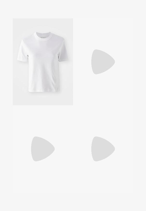 Camiseta de algodón blanca de manga corta con cuello redondo y un pequeño logo bordado en el pecho, de textura suave y diseño sencillo.; Pantalones de pierna ancha amarillos claros con un patrón floral en azul. Cintura elástica, textura suave y corte recto diseñado para la comodidad.; Piernas con calcetines blancos y zapatillas Adidas Gazelle negras con rayas blancas y suelas marrones gruesas sobre un suelo alfombrado gris.; Bolso de mano acolchado en color rosa con un diseño redondeado, fabricado en material brillante. Presenta un asa fruncida y un cierre de cremallera para un acceso seguro.