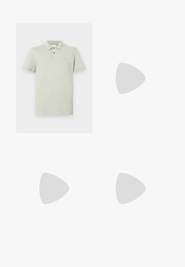 Lysegrøn polo skjorte lavet af blødt stof, med klassisk krave, to-knaps lukning, korte ærmer og et lille logo på brystet.; Mørkegrå denimbukser med lige ben, fem-lomme design, subtile falmende mønstre og metalbeslag ved taljen.; Calvin Klein HYBRID CUP - Loafers - triple black; Sort læder messenger taske med tekstureret finish, justerbar rem og en frontklap med et diskret logo. Kompakt og rektangulær form.