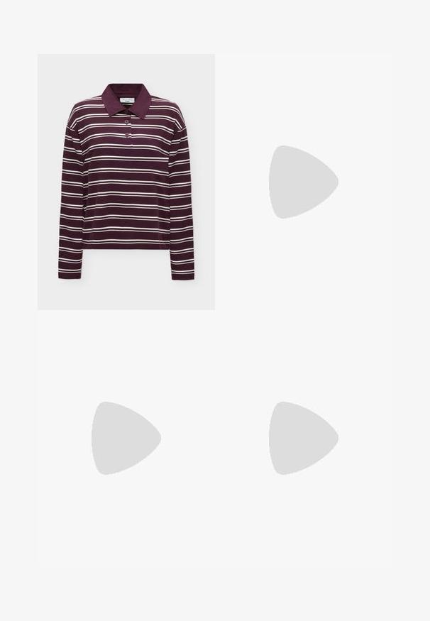 Bordeauxrode polo met lange mouwen, witte horizontale strepen en drie knopen aan de voorkant, getoond op een effen achtergrond.; Bruine wijde broek met hoge taille en twee voorzakken met klep, afgesloten met knopen op een effen achtergrond.; Bruine gepatineerde leren balletschoen met een vierkante neus en een bandje met een kleine gouden gesp. Gladde textuur, lage hak en minimalistisch ontwerp.; Grote driehoekige leren handtas met brede diagonale strepen in donkerbruin, bordeaux en crèmekleuren tegen een effen achtergrond.