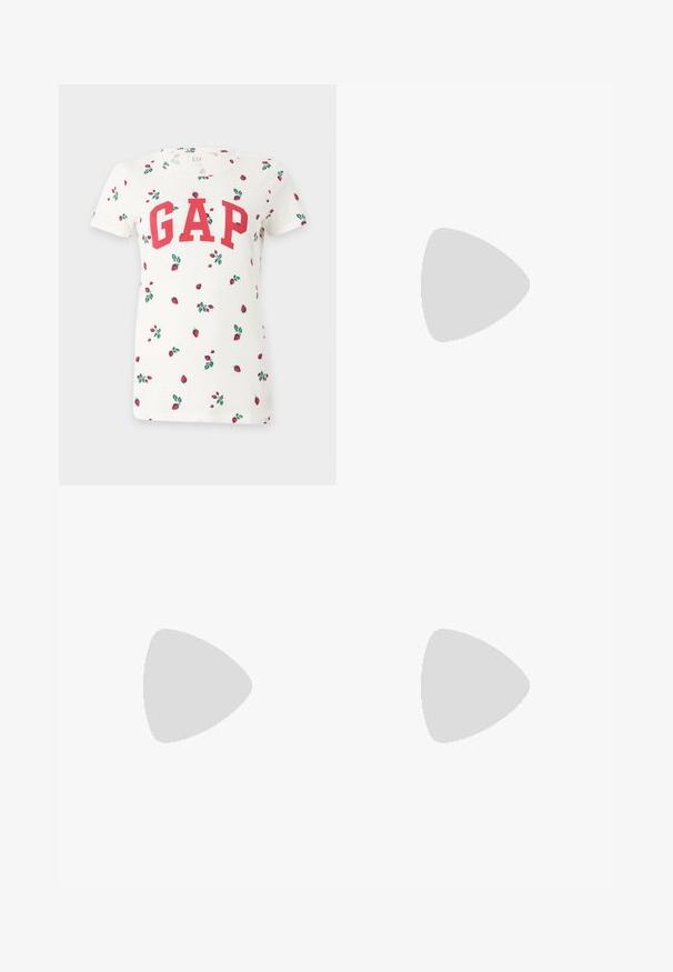 Hvid t-shirt med korte ærmer med rød GAP-logo og små røde jordbærmønstre med grønne blade spredt over stoffet.; Lyserøde velourshorts med elastisk talje, snøre foran og lille syet hjerte på nederste højre ben.; Sort flip-flop med flad gummisål og tyndt remdesign. Den øverste rem er let buet, hvilket giver et minimalistisk udseende.; Rød læderhåndtaske med hjerteform, samlet design, sølvlynlås og en fremtrædende metal logoaccent foran.