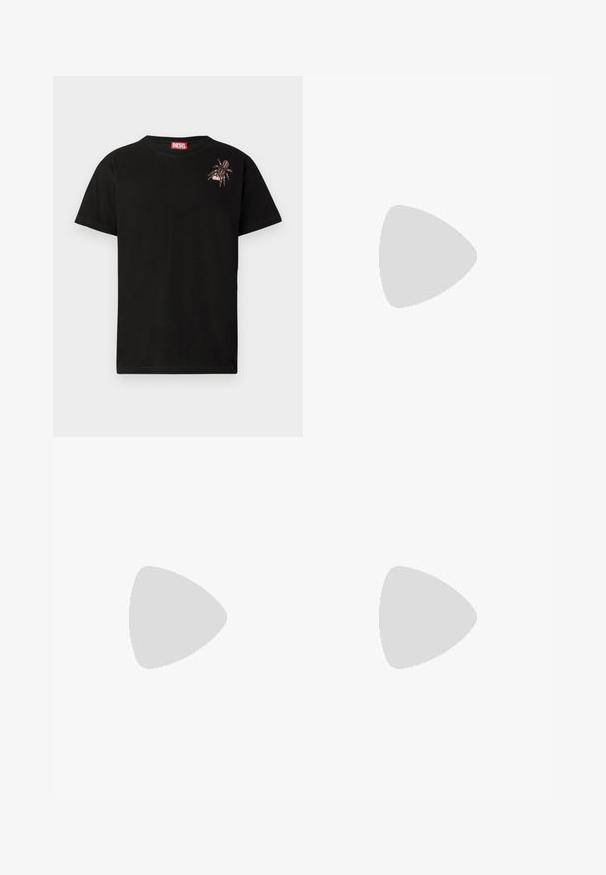 Zwarte katoenen t-shirt met korte mouwen, met een decoratief spinontwerp op de linkerborst en een rood Diesel logo label bij de hals.; Donkerblauwe denim jeans met een slim fit, voorzien van vijf zakken, subtiele vervaging en een metalen knoopsluiting op de tailleband.; Canvas sneaker met een witte bovenkant, rode rubberen accenten en een gestructureerd ontwerp. Heeft een ronde neus en vijf oogjes voor de veters.; Zwarte Diesel-riem met grote witte logotekst, rechthoekige zilveren gesp en merkmetal lusdetail, opgerold op een lichte achtergrond.