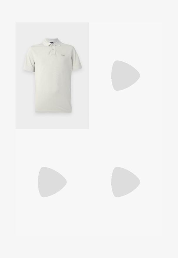Lysegrå polo lavet af blødt stof med klassisk krave, to knapper, korte ærmer og en diskret logo på brystet.; Beige skræddersyede bukser med frontplisser, bæltestropper og lige ben, vist mod en ensartet lys baggrund.; Sorte læder loafers med en glat tekstur, spids tå og lav rektangulær hæl. Har vandret remdetalje på overdelen.; Sort læderbælte med en glat overflade, der har en rektangulær sølvmetalspænde og flere justeringshuller.