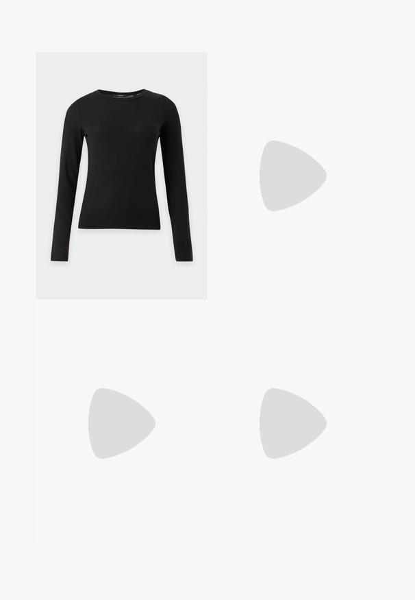 Chemise noire ajustée à manches longues avec col rond, présentée sur un fond clair uni.; Jean flare en denim bleu clair avec poches avant, passants de ceinture et fermeture à bouton sur un fond blanc.; Escarpin noir à bout pointu avec fines brides de cheville et fermeture à boucle argentée sur fond clair uni.; Sac à main en cuir noir de forme arrondie, décoré de clous argentés et équipé d'une poignée courte. Texture lisse et fermeture éclair.