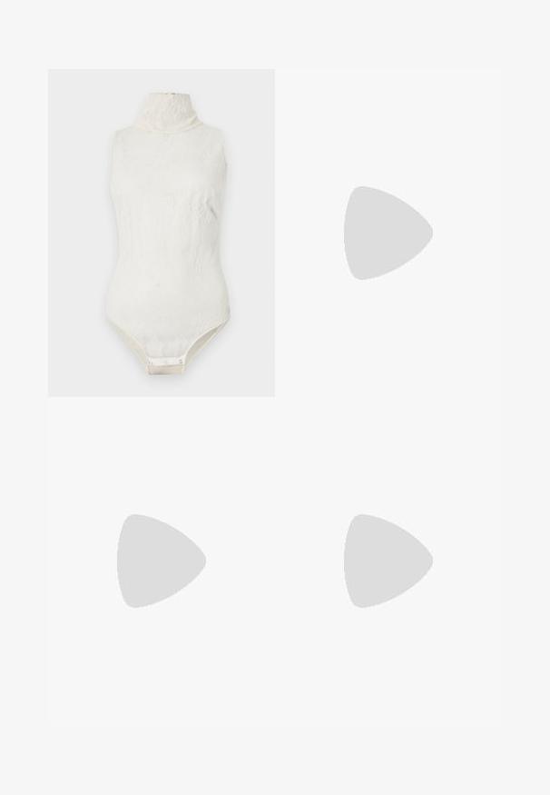 Mouwloze witte kanten body met hoge hals en drukknoopsluiting in het kruis, afgebeeld tegen een egale achtergrond.; Luipaardprint shorts met een mix van beige en zwarte tinten, geplooid ontwerp en zijzakken. Gemaakt van een soepele stof met een glanzende afwerking.; Beige pumps met spitse neus en enkelriempje, hakhoog, hangend boven een grijs gestructureerd oppervlak met een wazige groenige achtergrond.; Nep-vacht leopardprint tas met een zachte textuur, een licht taps toelopende vorm en een zwarte leren schouderband met gouden hardware accenten.
