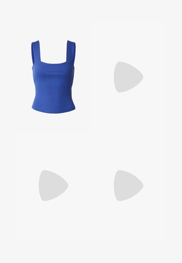 Blauwe geribbelde gebreide tanktop met brede schouderbanden en een vierkante halslijn, getailleerd.; Lange broek met wijde pijpen in effen lichtblauw, gemaakt van een zachte stof. Heeft een hoge taille met plooien, wat zorgt voor een op maat gemaakte, moderne uitstraling.; Witte leren muilezels met open teen, een kleine kitten heel en een decoratieve strik op het voorste bandje.; Blauwe herbruikbare boodschappentas met wit rasterpatroon, rechtopstaand op een effen lichte achtergrond.