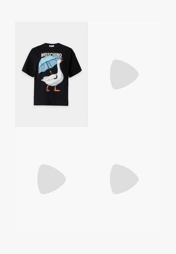 Μαύρο T-shirt Moschino με γραφικό μιας λευκής χήνας που κρατάει μια μπλε ομπρέλα και το όνομα της μάρκας από πάνω.; Ανοιχτό μπλε τζιν παντελόνι με κανονική γραμμή, διαθέτει φερμουάρ, πέντε τσέπες και διακριτές ραφές. Χωρίς διακοσμητικά στοιχεία ή σχέδια.; Μαύρη λουστρίνι σανδάλι με τρεις λωρίδες, πόρπη στον αστράγαλο και τακούνι στιλέτο 10 εκ. Διαθέτει χρυσά μεταλλικά στοιχεία και λογότυπο.; Μαύρη μαλακή δερμάτινη τσάντα Love Moschino με δεμένη λαβή και χρυσή αλυσίδα σε λευκό φόντο.
