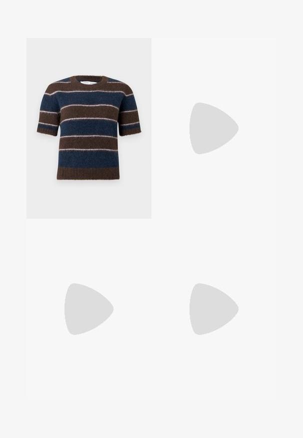 Kortærmet, blød sweater med horisontale striber i brun, marineblå og lysegrå, rund halsudskæring og ribbet kant på hvid baggrund.; Mørkeblå denim wide-leg jeans med høj talje, brun bælte og synlige syningsdetaljer. Har forlommer og en afslappet pasform.; Mørkebrun laklædersko med stor guldlås og rund tå, vist i sideprofil på hvid baggrund.; Mørk bordeaux skuldertaske i læder med klaplukning og en tynd justerbar rem, vist på en ensfarvet lys baggrund.