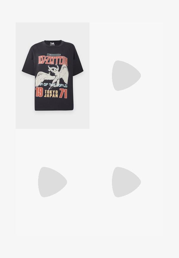 Μαύρο βαμβακερό t-shirt με μεγάλη γραφική εκτύπωση ενός αγγέλου και το κείμενο "Led Zeppelin σε συναυλία Παγκόσμια περιοδεία Τόκιο Ιαπωνία 1971."; Τζιν φούστα με ανοιχτό μπλε πλύσιμο, που διαθέτει λευκά λουλουδάτα μοτίβα, σχέδιο με πέντε τσέπες, κλείσιμο μπροστά με κουμπί και σχισμένο κάτω στρίφωμα.; Μαύρη δερμάτινη καουμπόικη μπότα με μυτερή μύτη, κεκλιμένο τακούνι τύπου μπλοκ, διακοσμητική ραφή και θηλιές στην κορυφή με φόντο το λευκό.; Μαύρη ορθογώνια τσάντα ώμου με έναν ρυθμιζόμενο ιμάντα και κλείσιμο με φερμουάρ στην κορυφή σε μονόχρωμο φόντο.