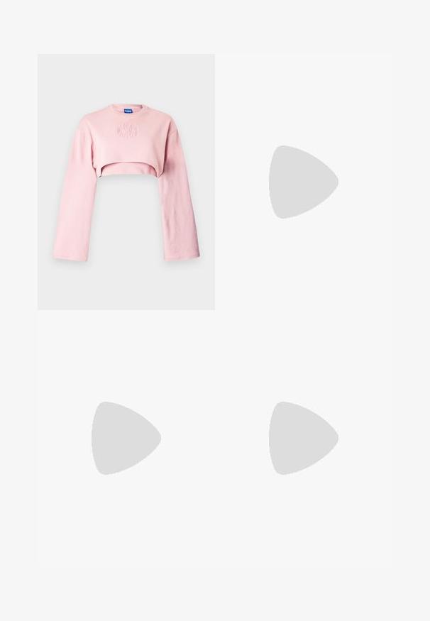 Roze cropped sweatshirt met lange mouwen, voorzien van een ronde hals en een geprofileerd logo op de borst. Zacht, glad katoenmateriaal.; Zwarte leren wijde broek met een gladde textuur, hoge taille en een verborgen ritssluiting aan de voorkant. Tailored fit met een nette afwerking.; Rode patenten leren slingback kitten heels met een spitse neus en grote strikdetail op de bovenkant tegen een witte achtergrond.; Kleine handtas in crèmekleur met een gebogen vorm en gevlochten kettinghengsel in goudkleur, ritssluiting aan de bovenkant
