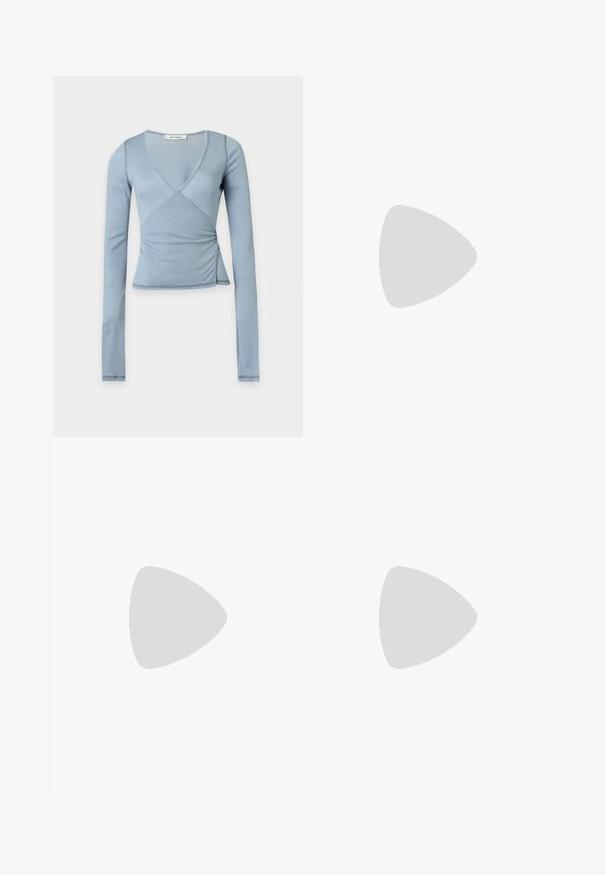 Lyseblå langærmet omslagsbluse med V-hals og figursyet talje, lagt fladt på en ensfarvet lys baggrund.; Lys blå strikket nederdel med flagrende kant, mellemlang design og ribbet talje. Glat tekstur, ingen synlige mønstre eller detaljer.; Blå og lilla dyreprint maxi kjole med tynde stropper, en tætsiddende bodice, flagrende kant og gennemsigtig overlay-detaljering.; Blød lavendel clutch med opsamlet stof, sølv kiss-lock lås og matchende håndledsrem på en ensfarvet lys baggrund.