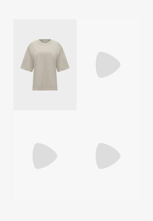 Schlichtes hellbeiges oversized Kurzarm-T-Shirt mit rundem Ausschnitt, präsentiert vor weißem Hintergrund.; Jeans aus Denim in einem dunklen Blauton. Gerades Bein Design mit fünf Taschen, Frontknopfverschluss und kontrastierenden Stickereidetails.; Schwarzer flacher Schuh aus Leder mit spitz zulaufender Vorderkappe, niedrigem Absatz und glatter Oberfläche, von der Seite vor einem hellgrauen Hintergrund dargestellt.; Braune Lederhandtasche mit flachem Design, verstellbarem Schultergurt und silberfarbenen Beschlägen. Zeigt eine Logoplatte auf der Vorderseite.
