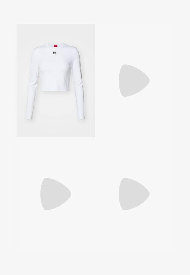 Hvid langærmet crop top lavet af bomuld, med rund hals og et lille sort "HUGO"-logo på brystet. Glat tekstur med tætsiddende design.; Sort flagrende nederdel lavet af blødt stof, med en tætsiddende talje og sømdetaljer. Glat tekstur med et enkelt, klassisk design.; Sort læder slingback flad sko med spids tå og guldt logo accent på remmen, vist på en neutral baggrund.; Sort rektangulær skuldertaske i læder med en lille guld "HUGO" logo-patch og en enkelt tynd rem.