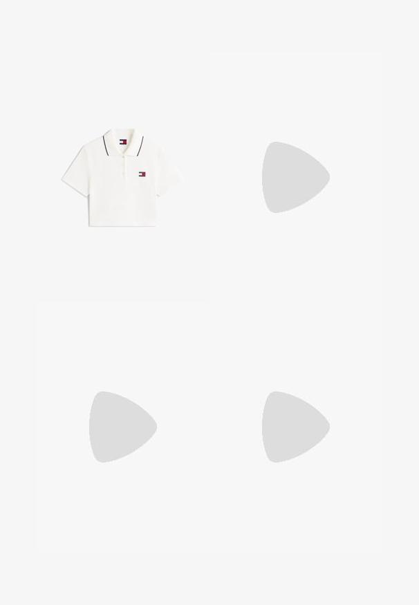 Wit cropped poloshirt met korte mouwen, kraag met zwarte bies, knoopsluiting en klein Tommy Jeans-logo op de borst en aan de binnenkant van de kraag.; Bordeaux plissé rok van zachte stof met een elastische tailleband en een subtiele logo. Volledige lengte ontwerp met verticale plooien.; Witte leren sneakers met een gestructureerd gouden accent op de hiel, platte witte zool en een vetersluiting aan de voorkant met een metalen logodetail.; Zilveren oorbel met een gepolijste afwerking, met kleine gouden accentdetails en een ronde vorm, gedragen op de oorlel.