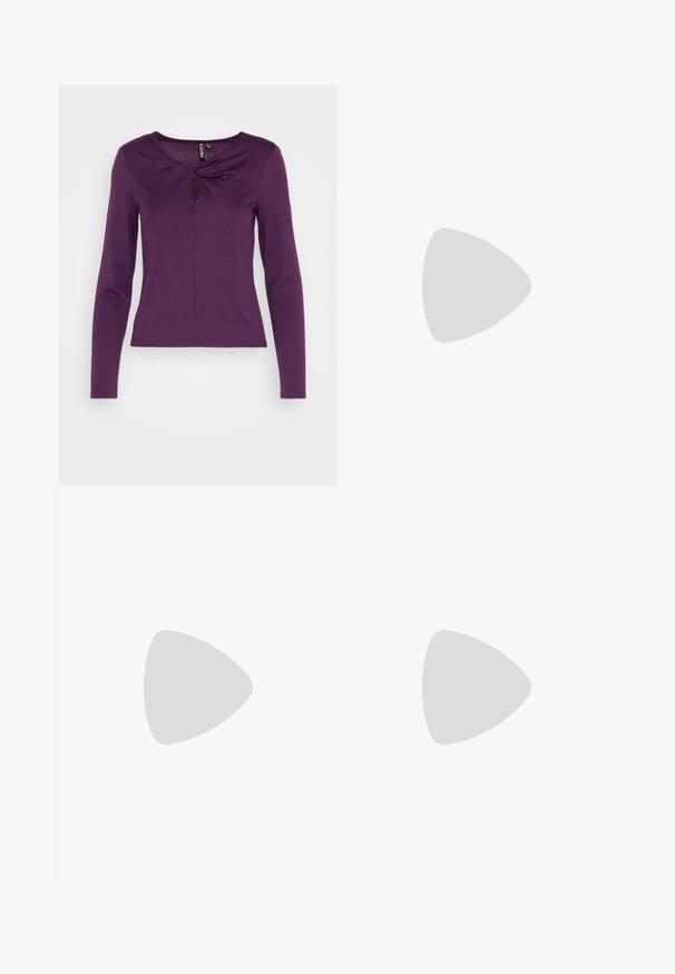 Pieces PCMINA - Langærmet T-shirt - blackberry cordial; Burgunderfarvet kordfløjlsskjorte med høj talje, fem frontknapper og to forlommer; tekstureret stof med lodret ribbede mønster.; Sorte ruskinds sneakers med hvide accenter og snørebånd, der har en tyk hvid sål og kontrasterende syninger, parret med en hvid sok.; Sølv hoop øreringe med et kors og hjerte charm. Glat, skinnende tekstur med en poleret finish. Hver charm hænger fra en sikker løkke.