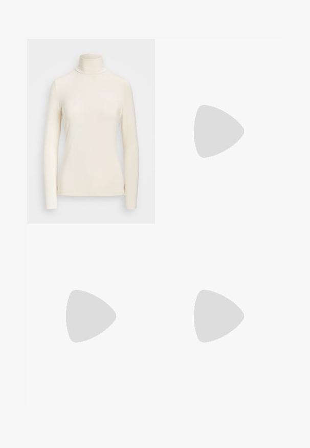 Top de cuello alto de manga larga en un suave tejido color crema. Presenta un diseño ajustado con un alto cuello y bordes de mangas sin costuras.; Leggings blancos hechos de material elástico. Diseño ajustado con una textura suave, que se estrecha en los tobillos sin cierres visibles ni adornos.; Sandalia plana negra con un diseño minimalista. Presenta tiras delgadas, un separador de dedos, acentos de hardware dorado y una suela suave y texturizada.; Bolso de hombro de cuero negro con dos bolsillos delanteros con solapas y cierres giratorios en tono dorado, y una correa bandolera desmontable.