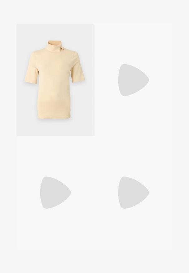Beige kortærmet top med høj krave med knaplukning på den ene side, vist på en neutral grå baggrund.; Blå denim jeans med lige ben, med en knap- og lynlåslukning, frontlommer og subtil falming på lårene.; Sort læder peep-toe slingback sko med høj blokhæl og beige indvendig foring mod en ensfarvet lys baggrund.; To sølvfarvede kompakte spejle formet som muslingeskaller med ribbede detaljer, placeret side om side på en hvid baggrund.