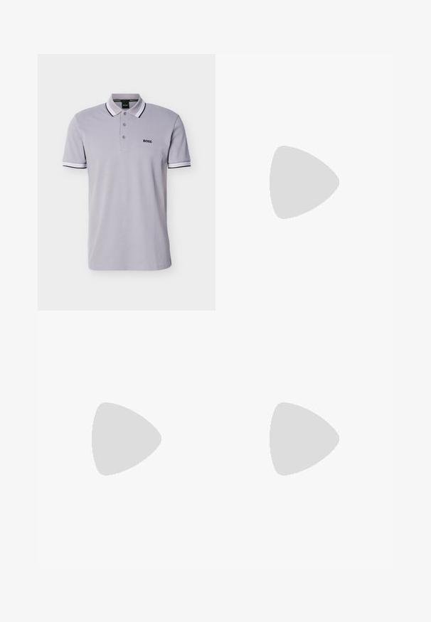 Polo gris clair avec des rayures noires et blanches sur le col et les manches, patte de boutonnage à trois boutons, et petit logo brodé sur la poitrine.; Jean en denim noir taille haute avec fermeture à bouton et à glissière, poches avant et arrière, et coupe droite.; Chaussure habillée noire en cuir à lacets avec devant texturé, flottant au-dessus d'un tapis beige dans une pièce moderne avec des meubles teintés d'ambre.; Sac de voyage en cuir noir avec deux poignées supérieures, une bandoulière amovible et une poche avant zippée pour un espace de rangement supplémentaire.