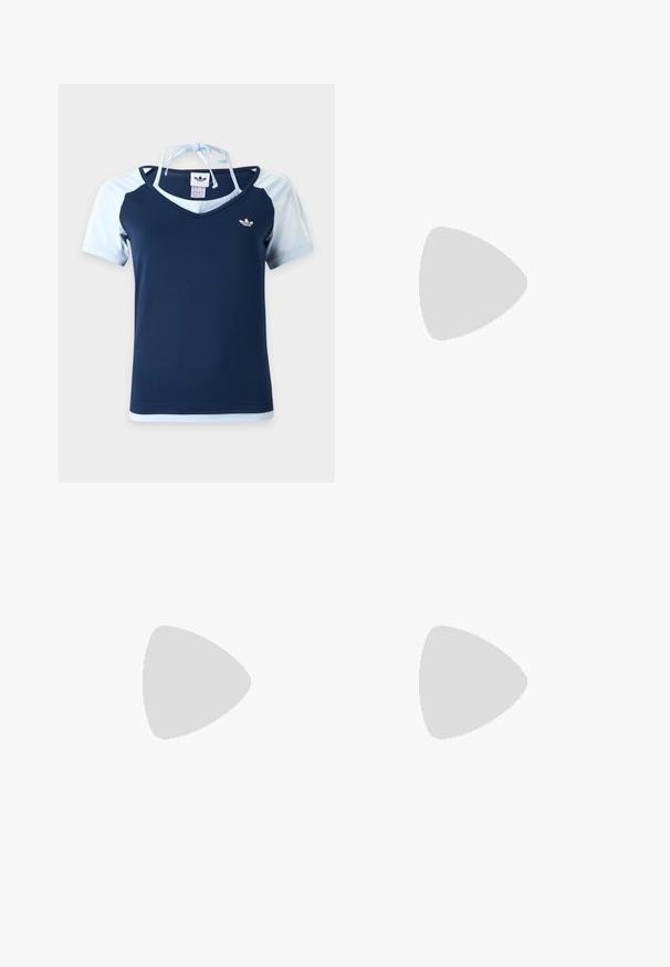 Adidas top med korte ærmer i marineblå og lyseblå med V-hals, logo på brystet og halterstrop bundet bag på nakken.; Lysblå træningsbukser med elastisk talje, sidelommer med lynlås og sorte sideaccenter. Blødt stof med en løs design i bred ben.; Lilla lædersneakers med cremefarvede striber og snørebånd. Tekstureret gummisål. Bærende med hvide ribbede ankelsokker. Placeret på et blåt tæppe.; Blå og hvid håndtaske med blank overflade, der har to blå håndtag, en aftagelig skulderrem og en markant blå logo på forsiden.