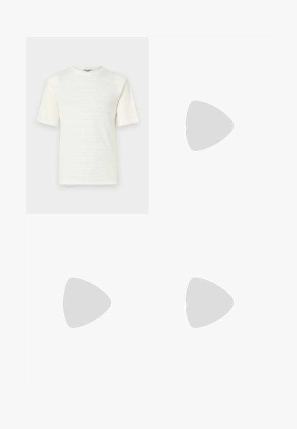 T-shirt blanc à manches courtes en tissu texturé avec un subtil motif horizontal. Motif col rond, coupe décontractée.; Pantalons gris texturé avec une coupe droite, dotés d'une taille à passants de ceinture, de poches avant et d'une fermeture à un seul bouton.; Mocassins noirs en cuir à finition lisse, avec une bride décorative et un panneau texturé à l'avant, ainsi qu'une semelle en caoutchouc texturée.; Petit sac bandoulière beige avec poche avant zippée, logo métallique ALDO, sangle large ajustable et forme rectangulaire arrondie sur fond blanc.
