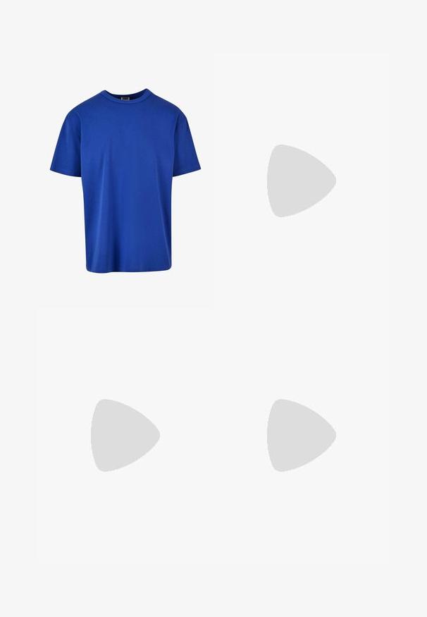 T-shirt en coton bleu royal avec un col rond et des manches courtes. Texture lisse, coupe décontractée, sans motifs ni logos visibles.; Shorts bleu marine en tissu à texture lisse, dotés d'une fermeture à bouton et d'une poche avant, coupés juste au-dessus du genou.; Sneaker en cuir blanc avec un Swoosh noir texturé, des lacets plats et une semelle en caoutchouc avec un motif strié. "AIR" est embossé sur le talon.; Lunettes de soleil en plastique noir avec des verres verts, présentant une monture carrée, une finition lisse et le logo Ray-Ban bien visible sur les branches.