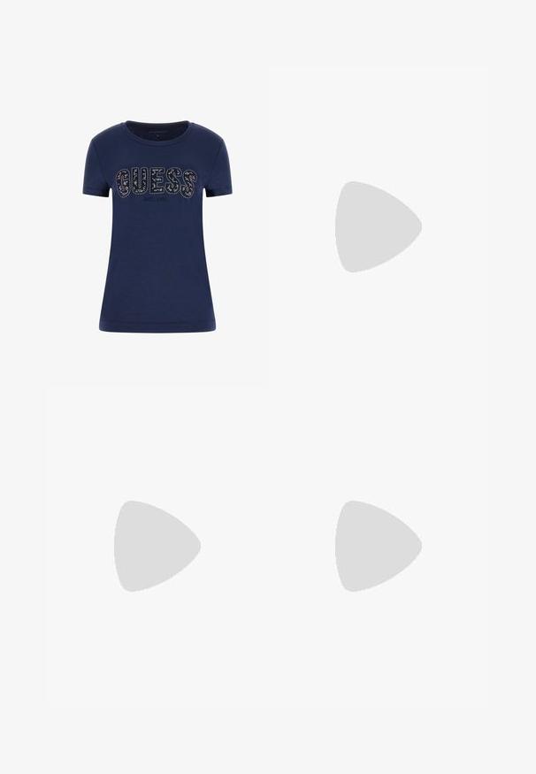 Marineblå T-shirt med korte ærmer med "GUESS" i rhinsten og "EST. 1981" trykt nedenunder på forsiden.; Mørkeblå bredbenede jeans med høj talje, der har knapdetaljer på siderne og en glat denimtekstur.; Sort læder pumphøjhælede sko med spids tå, ankelrem og guldfarvede udsmykninger hen over overdelen. Glat tekstur.; Guld hjerteformede øreringe med en poleret finish, præget "GUESS"-logo og glat tekstur. Enkel design, velegnet til forskellige anledninger.
