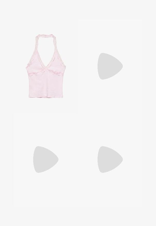Lyserød halterneck camisole med blondekant langs udskæringen og under brystet, tætsiddende ærmeløs design.; Lyserøde stribede bredbenede bukser med sorte og grå lodrette striber. Fremstillet af letvægtsstof og med en elastisk talje for komfort.; Rosenfarvede slidesandaler i metal med to justerbare metalspænder, korkfodbed og hvid gummisål. Glat metalfinish, åben tå-design.; Gul makramé-nettaske med lang rem og beige pose indeni, vist på en ensartet hvid baggrund.